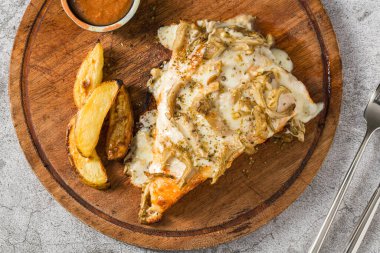 Kızartma ve sosla servis edilen istiridye mantarlı vejetaryen pizza.