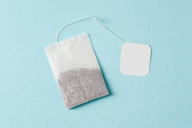 Mavi arkaplanda çay poşetinin üst görüntüsü