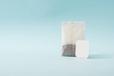Mavi arkaplanda çay poşetinin üst görüntüsü