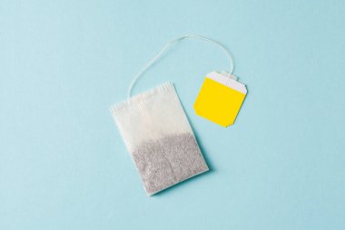 Mavi arkaplanda çay poşetinin üst görüntüsü