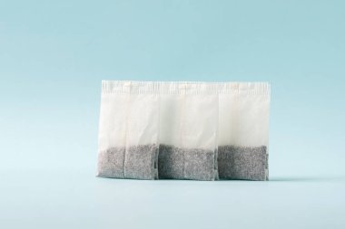 Mavi arkaplanda çay poşetinin üst görüntüsü