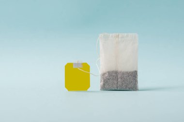 Mavi arkaplanda çay poşetinin üst görüntüsü
