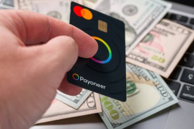 Antalya, Türkiye - 5 Mart 2025: Payonez ödeme sisteminin ödeme kartının üst görünümü