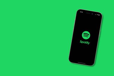 Antalya, Türkiye - 3 Mart 2025: iPhone 16 Pro akıllı telefon ekranındaki müzik uygulaması logosu