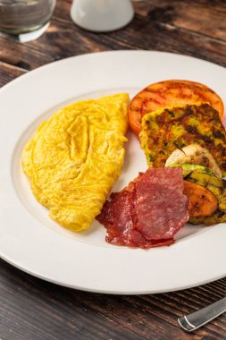 Yağda yumurta, ızgara sebze ve hindi pastırması.