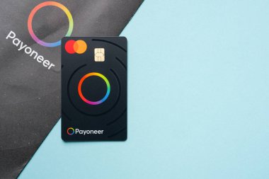 Antalya, Türkiye - 5 Mart 2025: Payonez ödeme sisteminin ödeme kartının üst görünümü