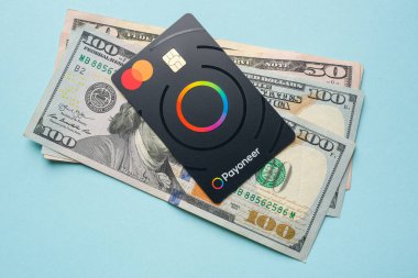 Antalya, Türkiye - 5 Mart 2025: Payonez ödeme sisteminin ödeme kartının üst görünümü