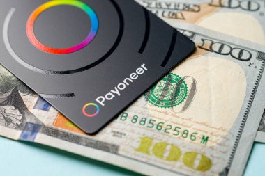 Antalya, Türkiye - 5 Mart 2025: Payonez ödeme sisteminin ödeme kartının üst görünümü