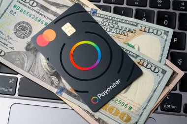 Antalya, Türkiye - 5 Mart 2025: Payonez ödeme sisteminin ödeme kartının üst görünümü