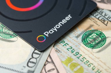 Antalya, Türkiye - 5 Mart 2025: Payonez ödeme sisteminin ödeme kartının üst görünümü