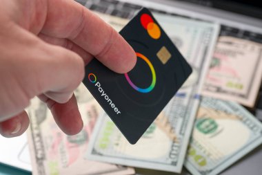 Antalya, Türkiye - 5 Mart 2025: Payonez ödeme sisteminin ödeme kartının üst görünümü