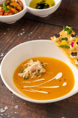 Tahta masadaki kıtır ekmekli balkabağı çorbası manzarası