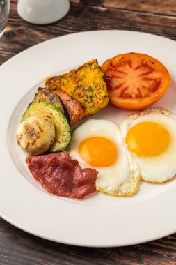 Yağda yumurta, ızgara sebze ve hindi pastırması.