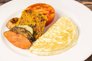 Yağda yumurta, ızgara sebze ve hindi pastırması.