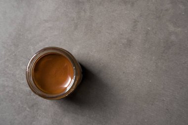 Çikolata soslu ya da fındıklı fındıklı fındıklı fındık ezmeli koyu fındıklı.