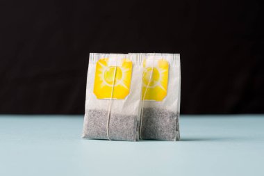 Mavi arkaplanda çay poşetinin üst görüntüsü