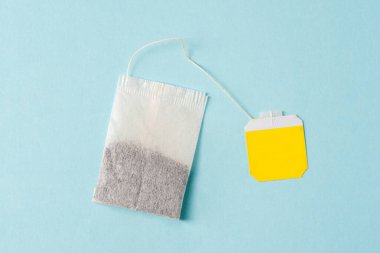 Mavi arkaplanda çay poşetinin üst görüntüsü