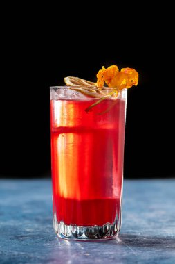 Koyu arkaplan önünde lüks bir kokteyl.