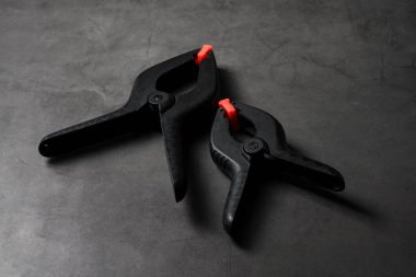 Koyu gri taş zemin üzerinde turuncu siyah plastik klemp