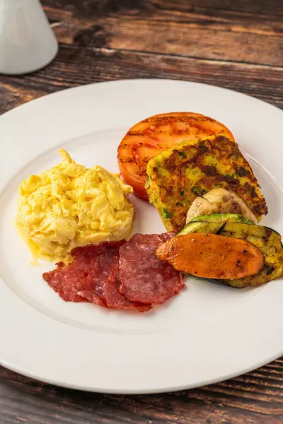 Yağda yumurta, ızgara sebze ve hindi pastırması.