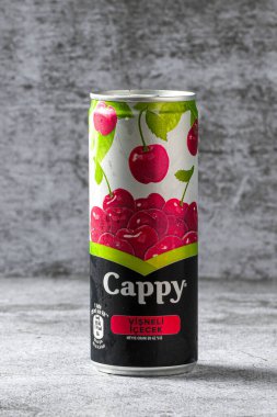 Antalya, Türkiye - 7 Kasım 2023: Cappy Cherry içeceği gri taş masada