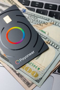 Antalya, Türkiye - 5 Mart 2025: Payonez ödeme sisteminin ödeme kartının üst görünümü