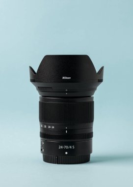 Antalya, Türkiye - 6 Mart 2025: Nikkor Z 24-70 mm Nikon Z gövdeleri için S lens