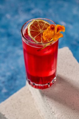 Koyu arkaplan önünde lüks bir kokteyl.