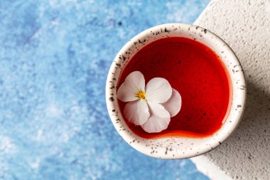 Koyu arkaplan önünde lüks bir kokteyl.