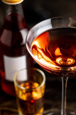 Koyu arkaplan önünde lüks bir kokteyl.