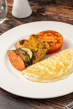 Yağda yumurta, ızgara sebze ve hindi pastırması.