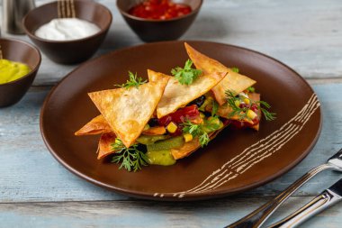 Porselen tabakta soslu cips.