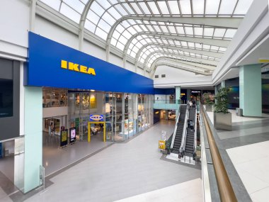 Antalya, Türkiye - 31 Mart 2025: Ikea logosu Alışveriş Merkezi içindeki Ikea mağazasının girişinde