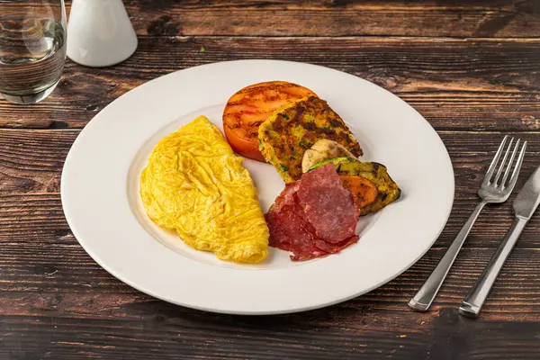 Yağda yumurta, ızgara sebze ve hindi pastırması.