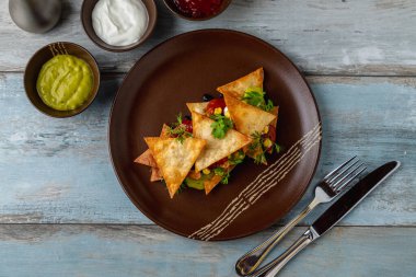 Porselen tabakta soslu cips.