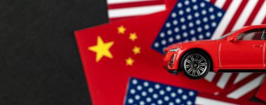 Çin ve ABD ekonomik savaş geçmişi kavramı, ABD ve Çin bayrakları üzerinde duran araba