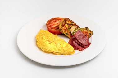 Yağda yumurta, ızgara sebze ve hindi pastırması.