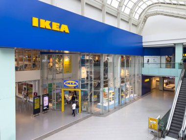 Antalya, Türkiye - 31 Mart 2025: Ikea logosu Alışveriş Merkezi içindeki Ikea mağazasının girişinde