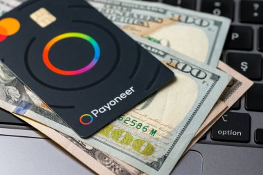 Antalya, Türkiye - 5 Mart 2025: Payonez ödeme sisteminin ödeme kartının üst görünümü