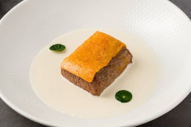 Kremalı beyaz soslu ve çıtır çıtır soslu gurme biftek.