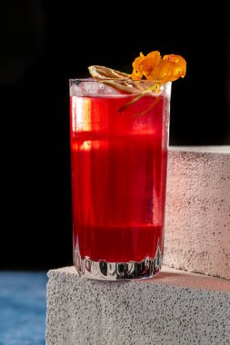 Koyu arkaplan önünde lüks bir kokteyl.