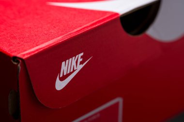 Antalya, Türkiye - 15 Nisan 2025: Kırmızı Nike spor ayakkabı kutusu