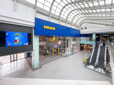 Antalya, Türkiye - 31 Mart 2025: Ikea logosu Alışveriş Merkezi içindeki Ikea mağazasının girişinde