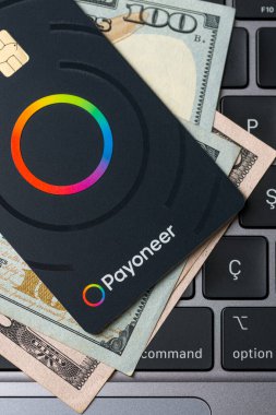 Antalya, Türkiye - 5 Mart 2025: Payonez ödeme sisteminin ödeme kartının üst görünümü