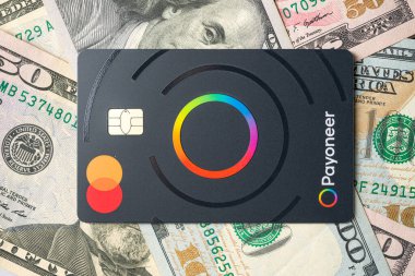 Antalya, Türkiye - 5 Mart 2025: Payonez ödeme sisteminin ödeme kartının üst görünümü