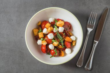 Gri taş masadaki İtalyan Panzanella salatasının üst görüntüsü