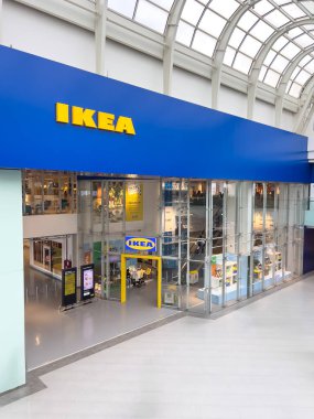 Antalya, Türkiye - 31 Mart 2025: Ikea logosu Alışveriş Merkezi içindeki Ikea mağazasının girişinde
