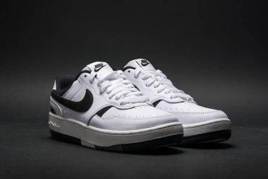 Antalya, Türkiye - 15 Nisan 2025: Siyah arka planda Beyaz Nike Gama Gücü spor ayakkabıları