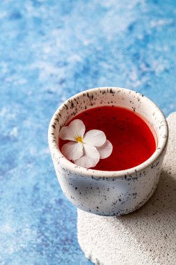 Koyu arkaplan önünde lüks bir kokteyl.