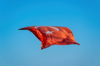 Türk bayrağı açık mavi bir arkaplanda dalgalanıyor